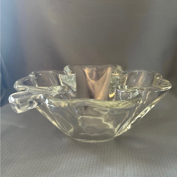 Beautiful Vintage (1950’s) Four Leaf Clover Thick Glass Candy Dish - Picture 3 of 3